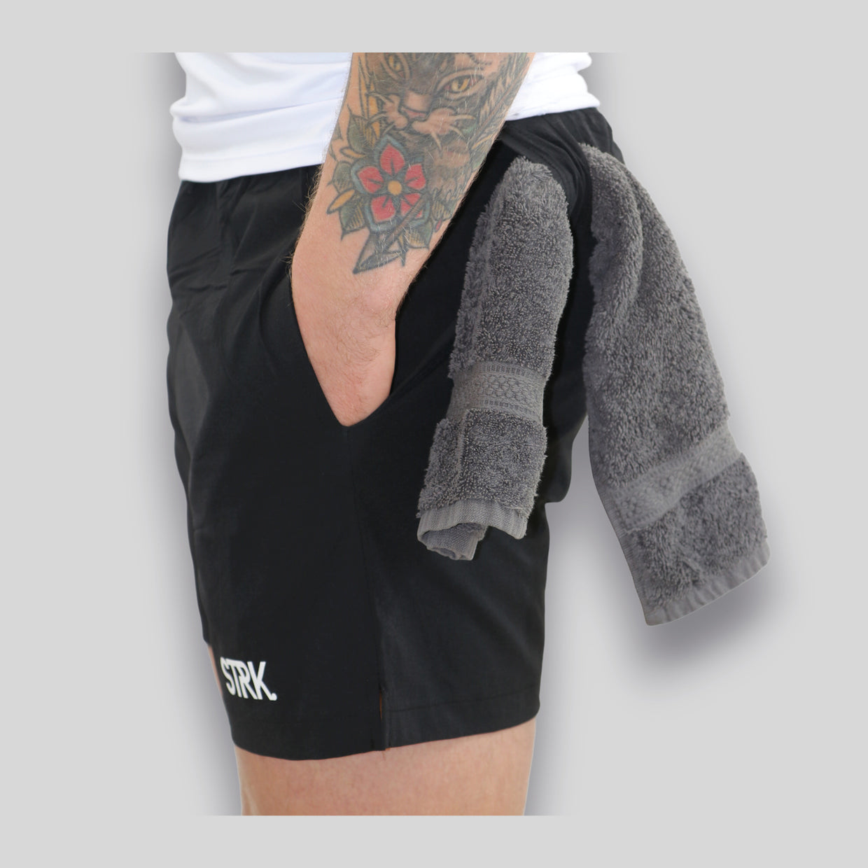STRK Sportbroek zijaanzicht met handdoek
