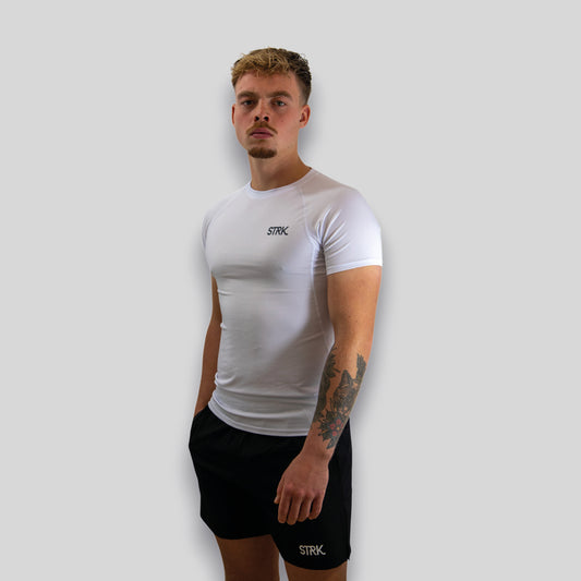 STRK sportshirt wit schuinaanzicht van de voorzijde