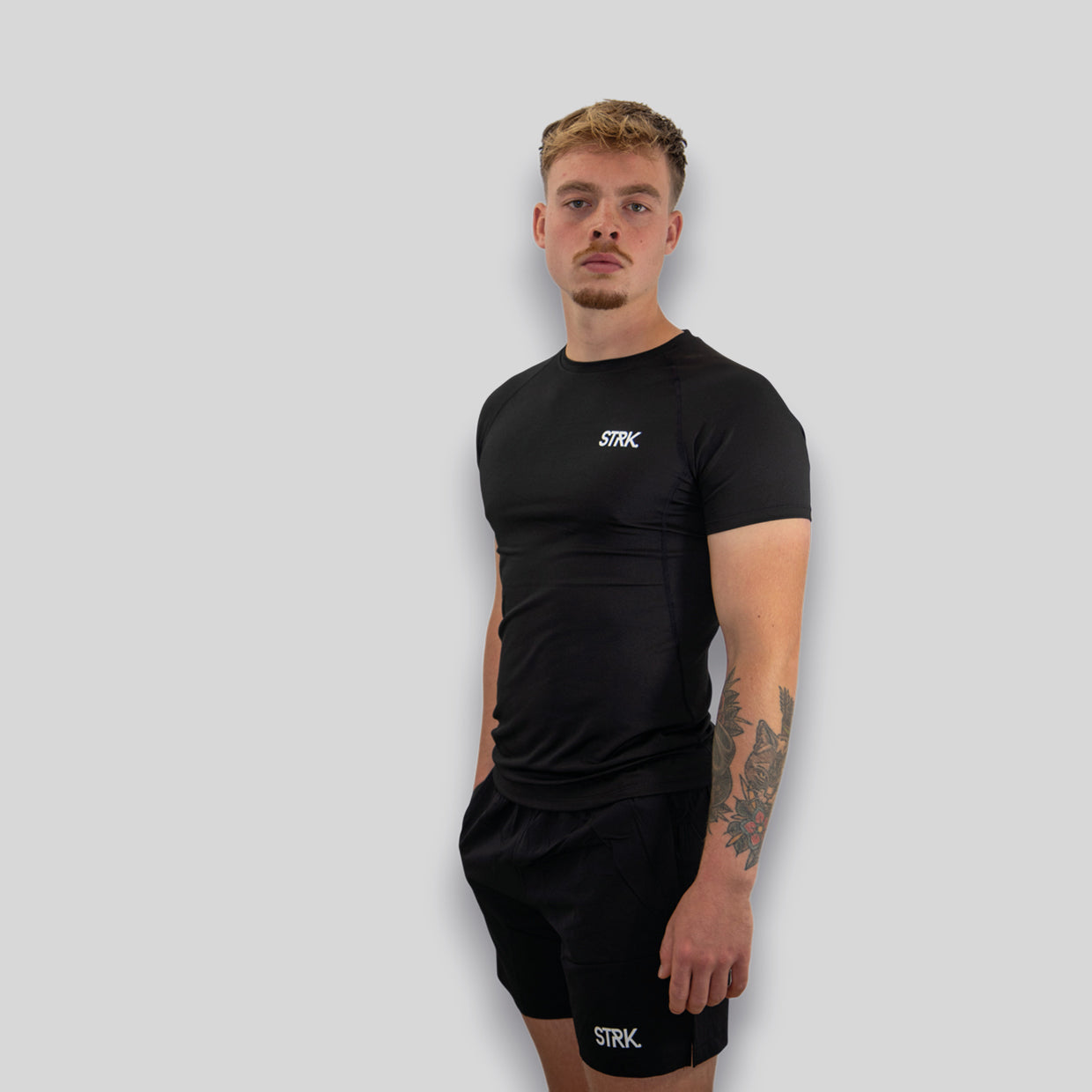 STRK sportshirt zwart schuinaanzicht van de voorzijde