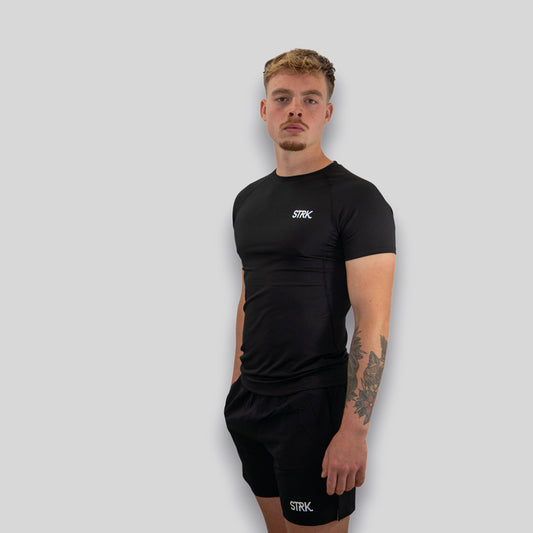 STRK sportshirt zwart schuinaanzicht van de voorzijde